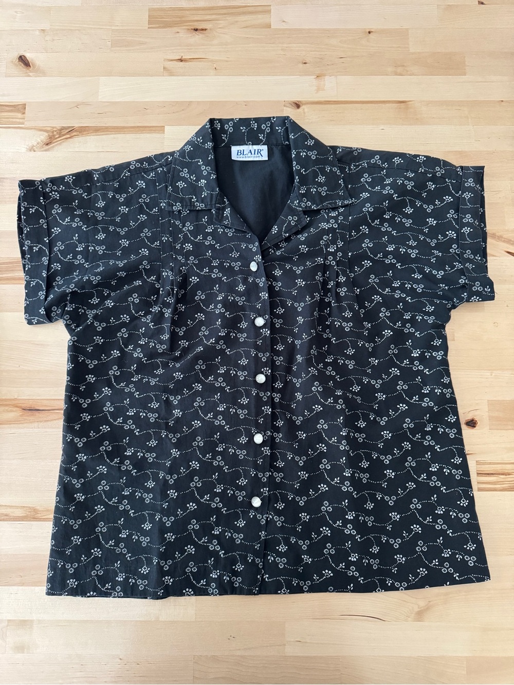 Blair Womens Black White Floral Vine Short Sleeve Button Down Blouse Top